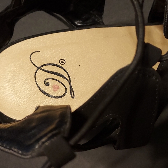 HEART IN D STRAPPY LACED BLOCK HEELS SIZE 10; 🖤 - Picture 4 of 5